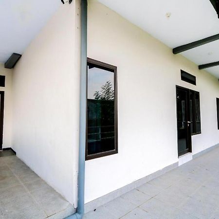Oyo 3187 Kost Putri Bu Chris Hotel Jember Bagian luar foto