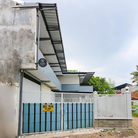 Oyo 3187 Kost Putri Bu Chris Hotel Jember Bagian luar foto