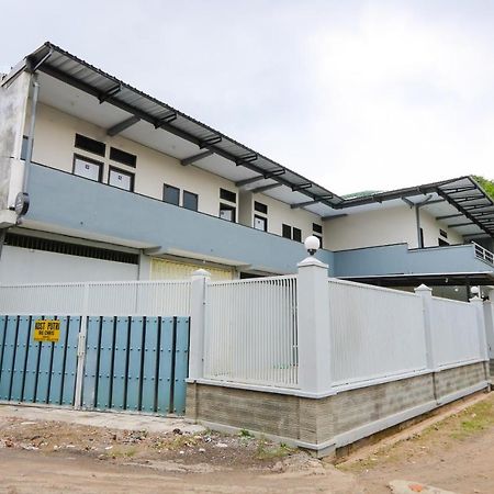 Oyo 3187 Kost Putri Bu Chris Hotel Jember Bagian luar foto