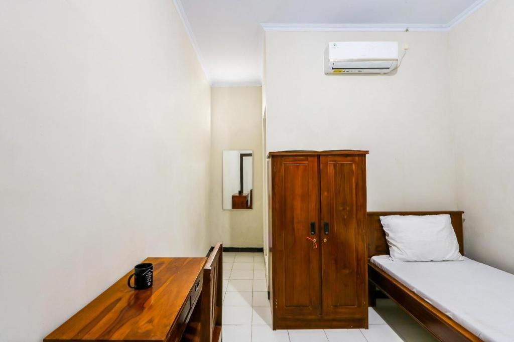 Oyo 3187 Kost Putri Bu Chris Hotel Jember Bagian luar foto
