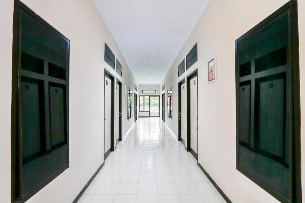 Oyo 3187 Kost Putri Bu Chris Hotel Jember Bagian luar foto