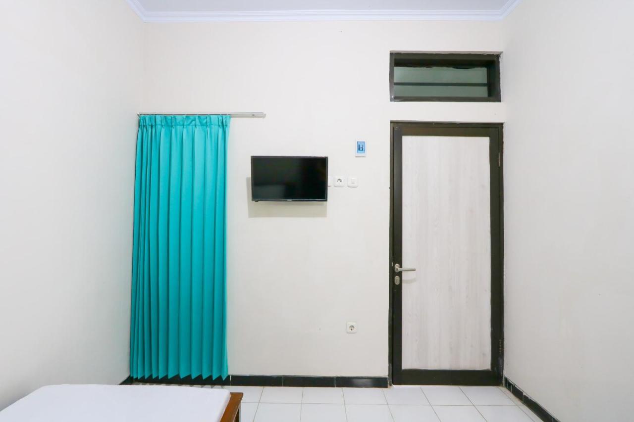 Oyo 3187 Kost Putri Bu Chris Hotel Jember Bagian luar foto