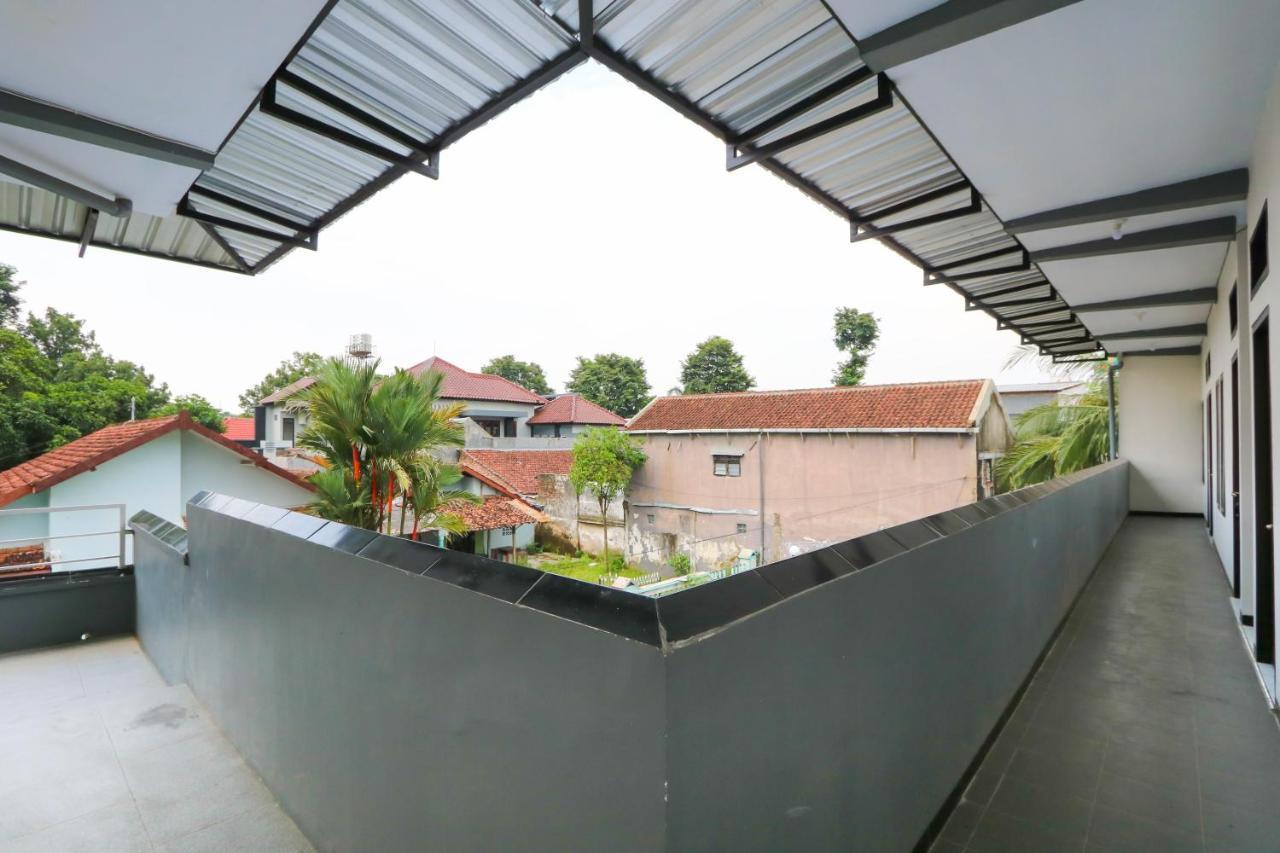 Oyo 3187 Kost Putri Bu Chris Hotel Jember Bagian luar foto