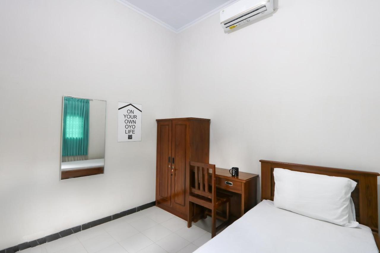 Oyo 3187 Kost Putri Bu Chris Hotel Jember Bagian luar foto