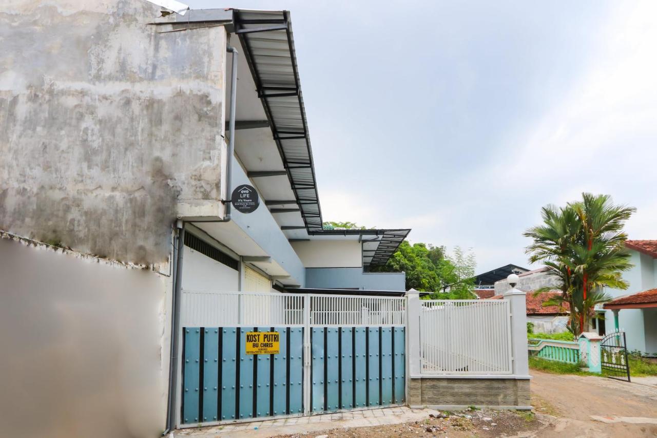 Oyo 3187 Kost Putri Bu Chris Hotel Jember Bagian luar foto