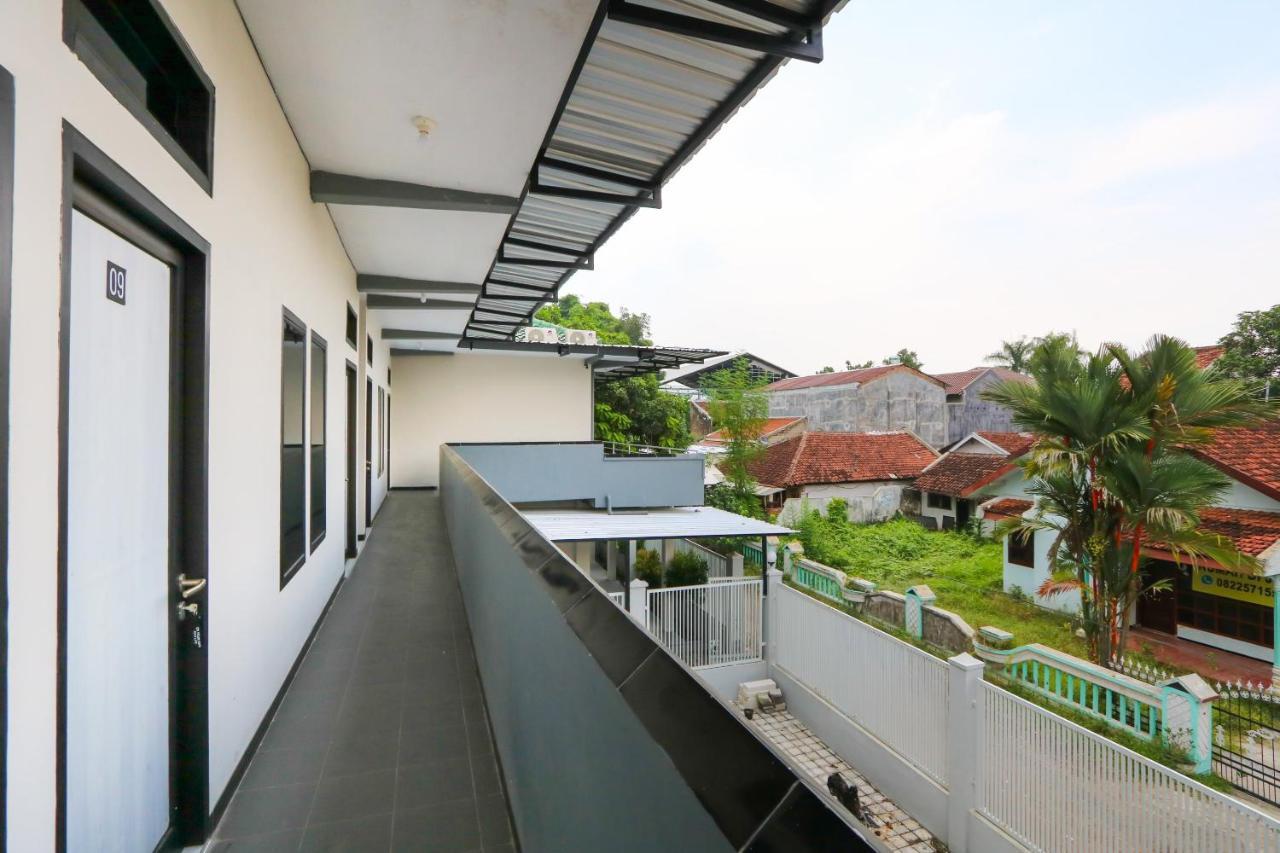 Oyo 3187 Kost Putri Bu Chris Hotel Jember Bagian luar foto