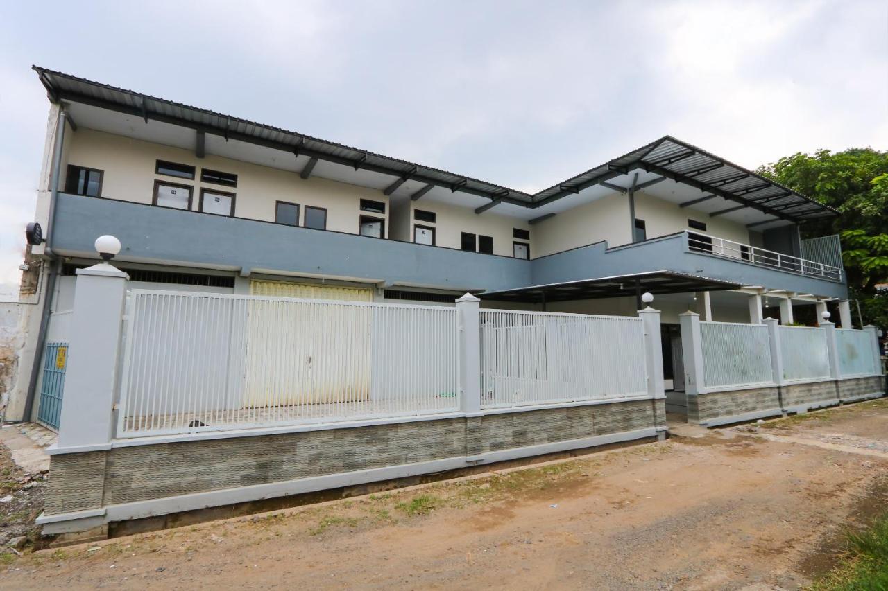 Oyo 3187 Kost Putri Bu Chris Hotel Jember Bagian luar foto
