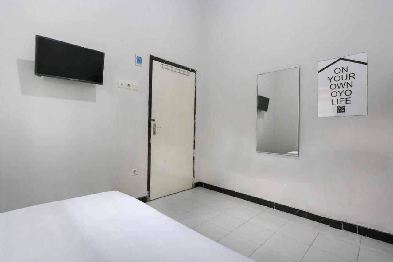 Oyo 3187 Kost Putri Bu Chris Hotel Jember Bagian luar foto