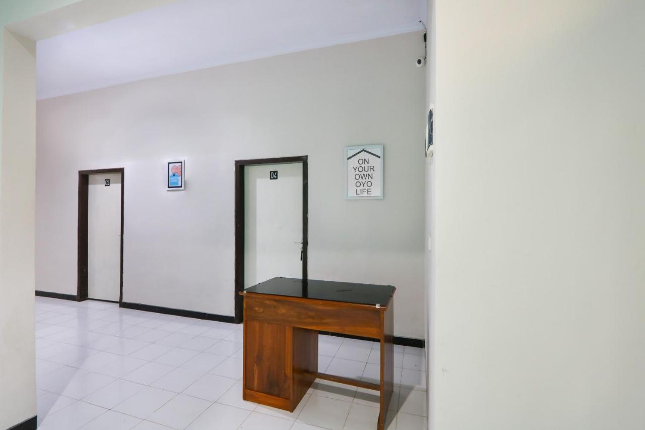Oyo 3187 Kost Putri Bu Chris Hotel Jember Bagian luar foto