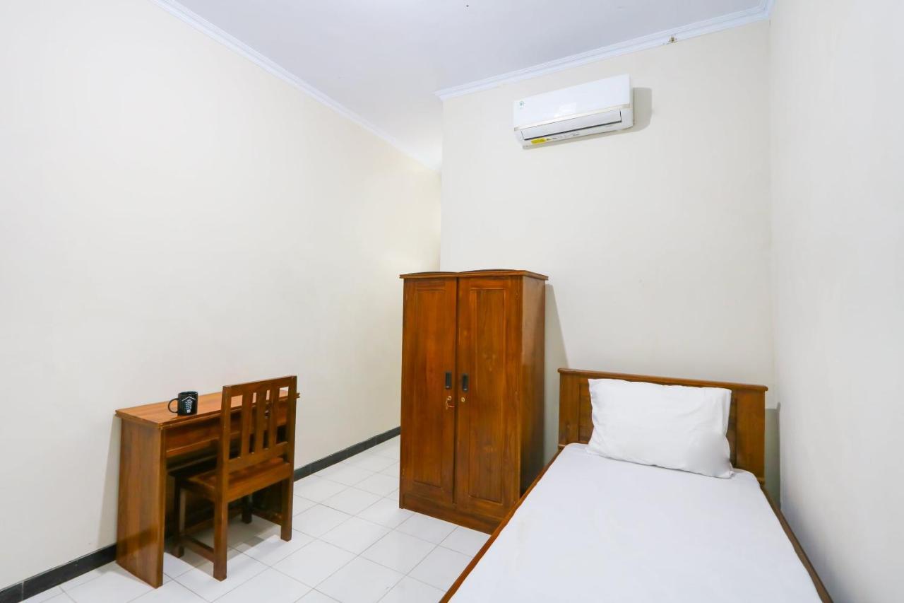 Oyo 3187 Kost Putri Bu Chris Hotel Jember Bagian luar foto