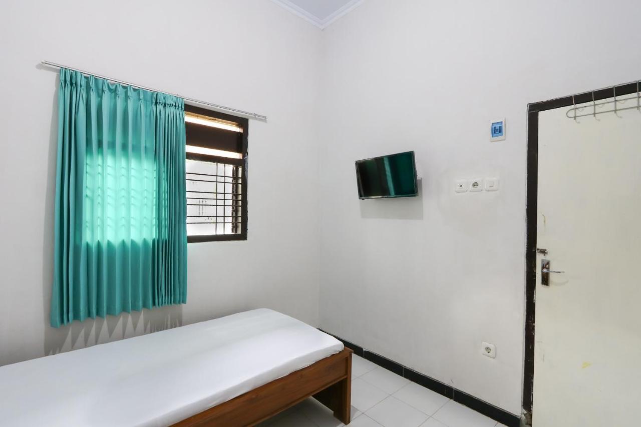 Oyo 3187 Kost Putri Bu Chris Hotel Jember Bagian luar foto